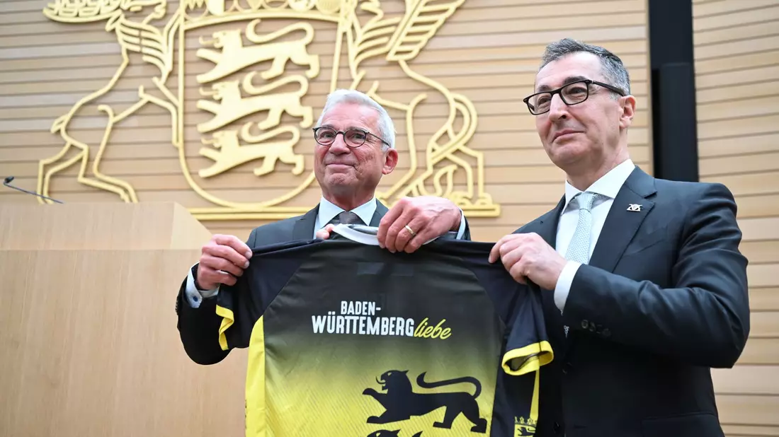 Noch im Plenarsaal bekam Özdemir das erste Geschenk. - Bild: Marijan Murat/dpa