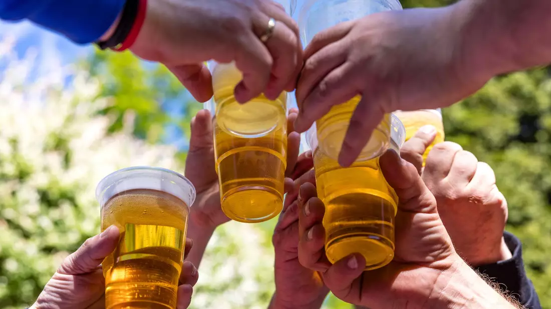 Alkohol gehört für viele zum Vatertag dazu. (Archivbild) - Bild: Frank Hammerschmidt/dpa