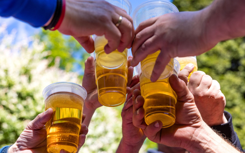 Alkohol gehört für viele zum Vatertag dazu. (Archivbild) - Foto: Frank Hammerschmidt/dpa