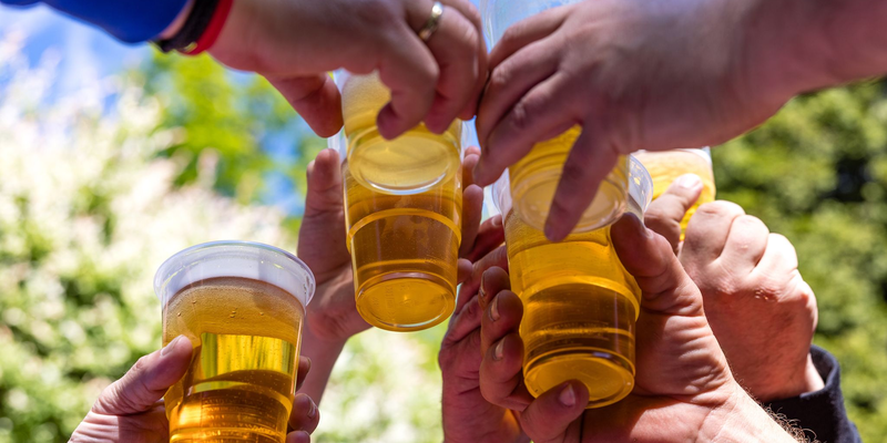Alkohol gehört für viele zum Vatertag dazu. (Archivbild) - Foto: Frank Hammerschmidt/dpa