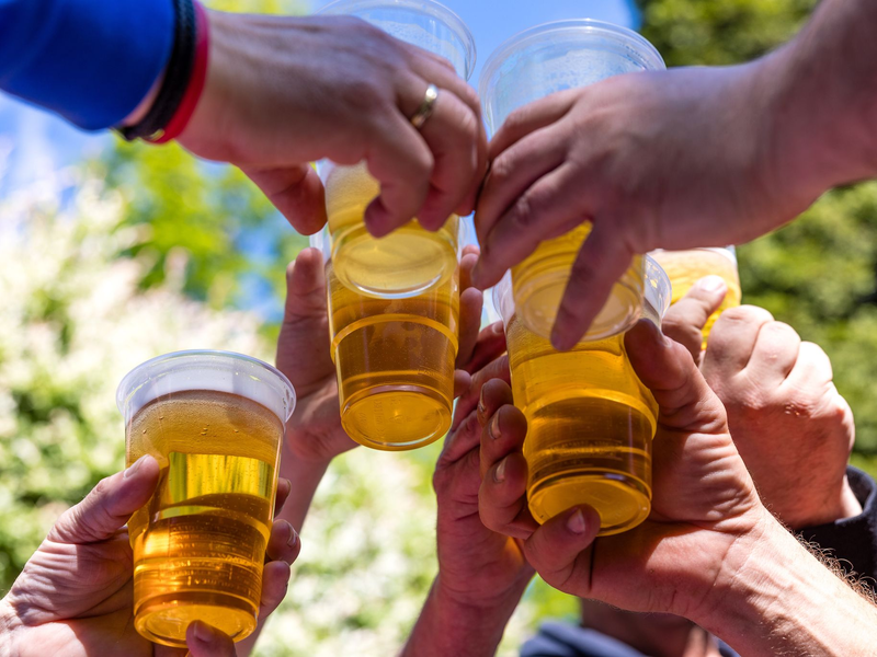 Alkohol gehört für viele zum Vatertag dazu. (Archivbild) - Foto: Frank Hammerschmidt/dpa