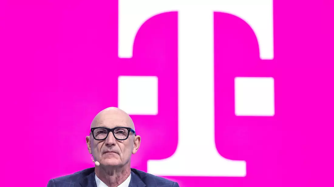 Telekom-Chef Tim Höttges geht auf Kuschelkurs zu US-Technologieriesen.  - Bild: Oliver Berg/dpa