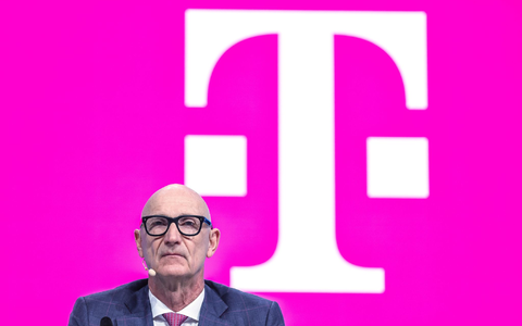 Telekom-Chef Tim Höttges geht auf Kuschelkurs zu US-Technologieriesen.  - Foto: Oliver Berg/dpa