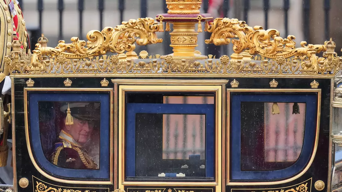 Der Monarch war gemeinsam mit Königin Camilla mit viel Pomp per Kutsche in einer Prozession vom Buckingham-Palast angereist. - Bild: Kin Cheung/AP/dpa