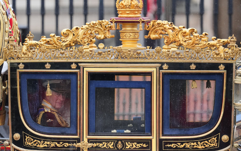 Der Monarch war gemeinsam mit Königin Camilla mit viel Pomp per Kutsche in einer Prozession vom Buckingham-Palast angereist. - Foto: Kin Cheung/AP/dpa