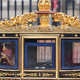 Der Monarch war gemeinsam mit Königin Camilla mit viel Pomp per Kutsche in einer Prozession vom Buckingham-Palast angereist. - Foto: Kin Cheung/AP/dpa