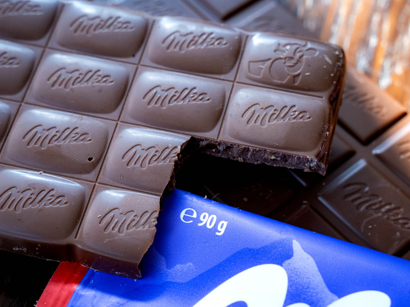 Viele Milka-Tafeln wiegen nur noch 90 statt 100 Gramm. - Foto: Sina Schuldt/dpa