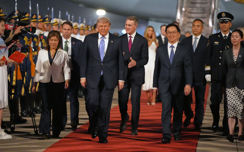 Trump will am Donnerstag mit Staatschef Xi Jinping sprechen.  - Foto: Mark Schiefelbein/AP/dpa