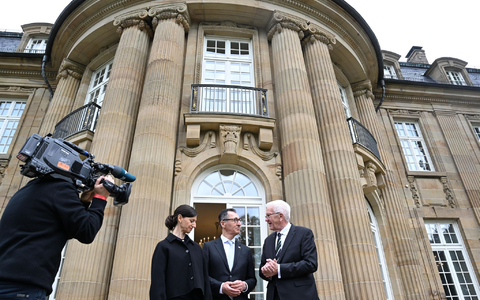 Der alte und der neue Hausherr: Winfried Kretschmann, Cem Özdemir und Özdemirs Ehefrau Flavia Zaka stehen vor der Villa Reitzenstein. - Foto: Bernd Weißbrod/dpa POOL/dpa