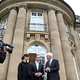 Der alte und der neue Hausherr: Winfried Kretschmann, Cem Özdemir und Özdemirs Ehefrau Flavia Zaka stehen vor der Villa Reitzenstein. - Foto: Bernd Weißbrod/dpa POOL/dpa