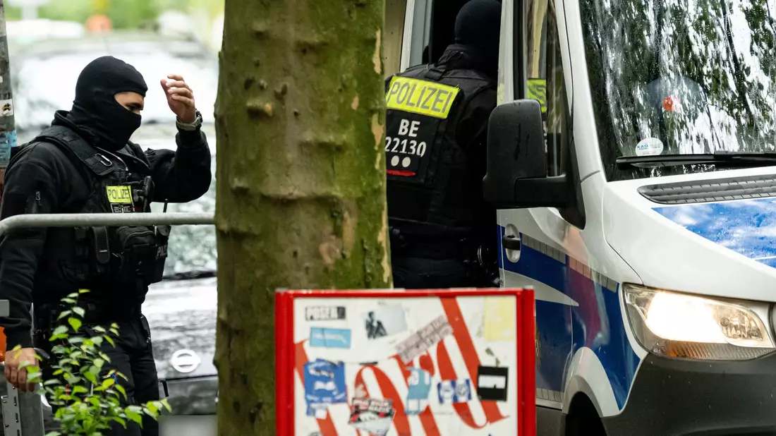 Die Polizei in Berlin geht mit einer Razzia gegen illegalen Waffenbesitz und Bandenkriminalität vor.  - Bild: Fabian Sommer/dpa