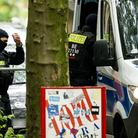 Die Polizei in Berlin geht mit einer Razzia gegen illegalen Waffenbesitz und Bandenkriminalität vor.  - Foto: Fabian Sommer/dpa