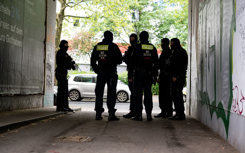 Die Polizei in Berlin durchsucht zahlreiche Wohnungen und nimmt Verdächtige fest wegen Erpressung, illegalen Waffenbesitzes und Bandenkriminalität.  - Foto: Fabian Sommer/dpa