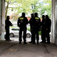 Die Polizei in Berlin durchsucht zahlreiche Wohnungen und nimmt Verdächtige fest wegen Erpressung, illegalen Waffenbesitzes und Bandenkriminalität.  - Foto: Fabian Sommer/dpa