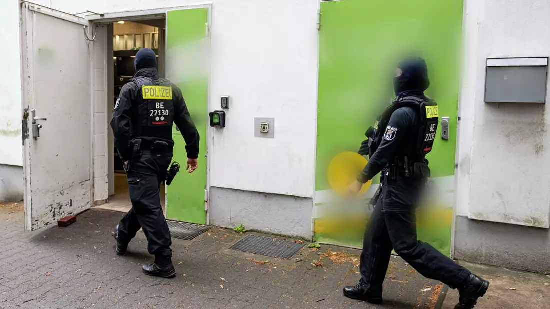 Die Polizei in Berlin geht mit einer großen Razzia gegen illegalen Waffenbesitz, Erpressung und Bandenkriminalität vor.  - Bild: Fabian Sommer/dpa