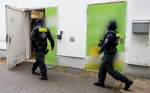 Die Polizei in Berlin geht mit einer großen Razzia gegen illegalen Waffenbesitz, Erpressung und Bandenkriminalität vor.  - Foto: Fabian Sommer/dpa