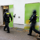 Die Polizei in Berlin geht mit einer großen Razzia gegen illegalen Waffenbesitz, Erpressung und Bandenkriminalität vor.  - Foto: Fabian Sommer/dpa