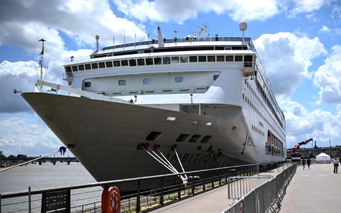 1.700 Passagiere und Crew-Mitglieder sitzen nach einer Welle von Magen-Darm-Erkrankungen auf einem Kreuzfahrtschiff in Bordeaux fest. - Foto: Christophe Archambault/AFP/dpa