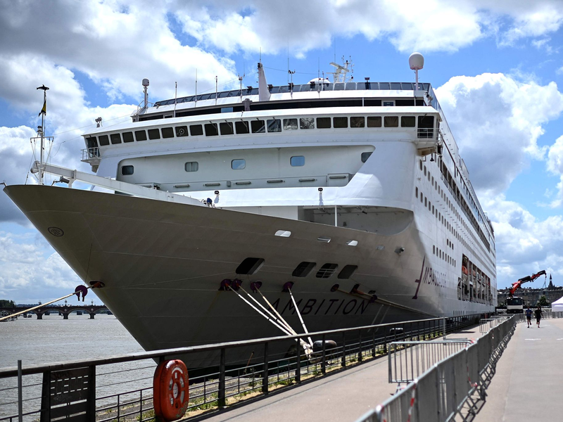 1.700 Passagiere und Crew-Mitglieder sitzen nach einer Welle von Magen-Darm-Erkrankungen auf einem Kreuzfahrtschiff in Bordeaux fest. - Foto: Christophe Archambault/AFP/dpa