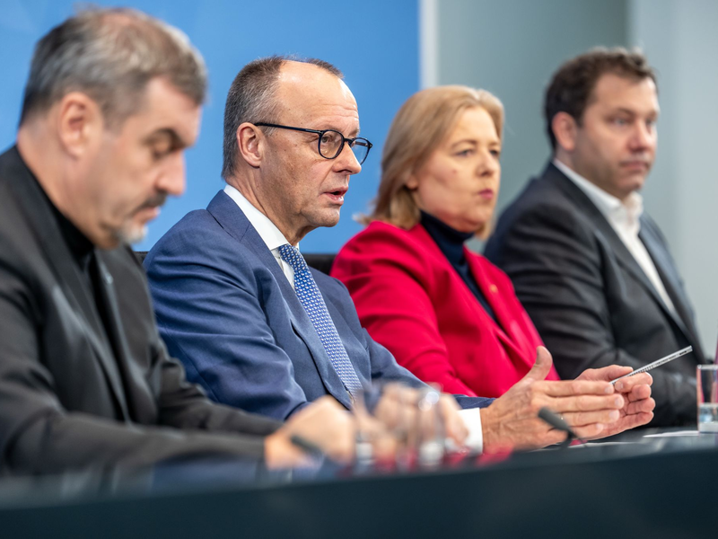Die Koalition macht einen Schritt zurĂŒck bei den Entlastungen und einen nach vorne bei den Reformen. (Archivbild) - Foto: Michael Kappeler/dpa