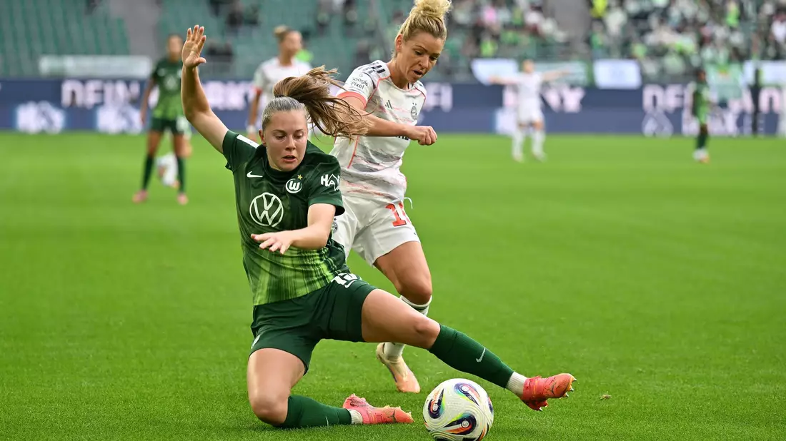 Wer macht es diesmal? Linda Dallmann (r) ist mit dem FC Bayern gegen Wolfsburg favorisiert. (Archivbild) - Bild: Swen Pförtner/dpa
