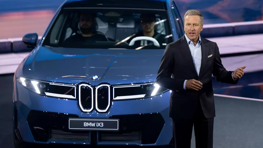 Ab Mitternacht ist nicht mehr Oliver Zipse, sondern Milan Nedeljkovic BMW-Chef. Der iX3 als erstes Modell der Neuen Klasse gehört zu seinem Vermächtnis. (Archivbild) - Bild: Sven Hoppe/dpa