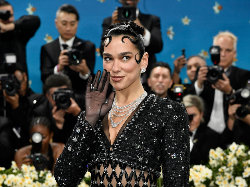Dua Lipa geht mit einer Millionenklage gegen einen Elektronikriesen vor. (Archivbild)  - Foto: Evan Agostini/Invision/dpa
