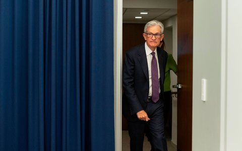 Doch nicht ganz weg: Der bisherige Fed-Chef Powell will als Vorstandsmitglied weitermachen. (Archivbild) - Foto: Cliff Owen/FR170079 AP/AP/dpa