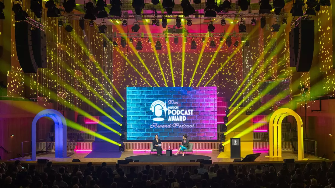 800 Gäste feierten in Berlin den ersten Deutschen Podcast Award. - Bild: Soeren Stache/dpa