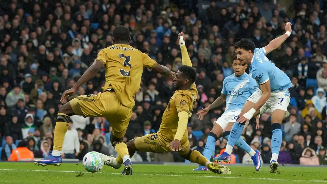 Omar Marmoush (r) von Manchester City erzielt das 2:0. - Bild: Ian Hodgson/AP/dpa