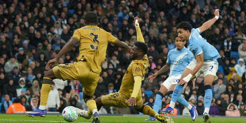 Omar Marmoush (r) von Manchester City erzielt das 2:0. - Foto: Ian Hodgson/AP/dpa