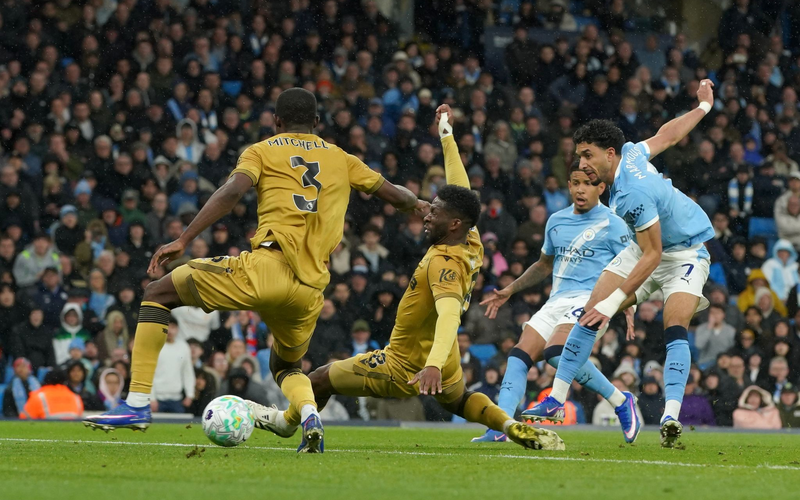 Omar Marmoush (r) von Manchester City erzielt das 2:0. - Foto: Ian Hodgson/AP/dpa