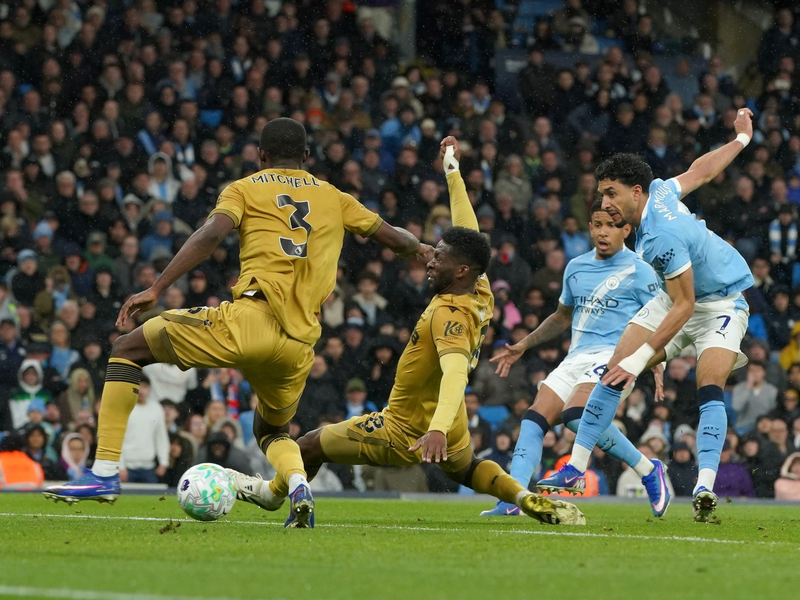 Omar Marmoush (r) von Manchester City erzielt das 2:0. - Foto: Ian Hodgson/AP/dpa