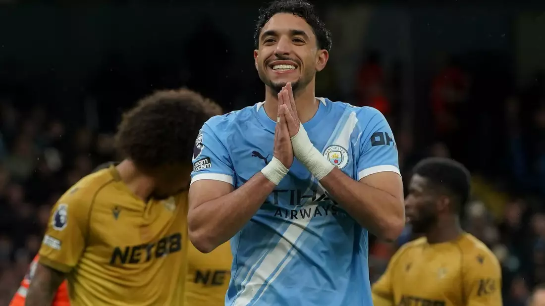 Omar Marmoush (r) von Manchester City freute sich über drei Punkte. - Bild: Ian Hodgson/AP/dpa