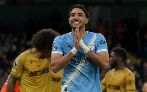 Omar Marmoush (r) von Manchester City freute sich über drei Punkte. - Foto: Ian Hodgson/AP/dpa