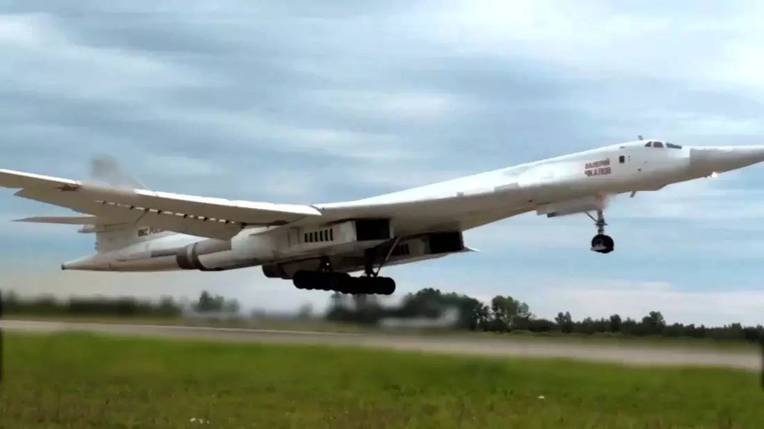 Russische Langstreckenbomber Tu-160 griffen mit ihren Lenkwaffen die Ukraine an. (Archivbild) - Bild: ---/Russisches Verteidigungsministerium/AP/dpa