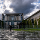 Düsternis überm Kanzleramt: Regenwolken ziehen während der Beratungen des Koalitionsausschusses über die Reagierungszentrale. - Foto: Michael Kappeler/dpa