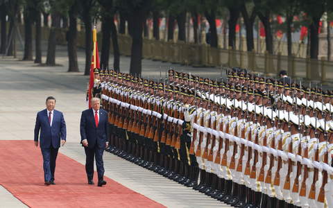 US-Präsident Donald Trump wurde mit militärischen Ehren empfangen. - Foto: Maxim Shemetov/Pool Reuters/AP/dpa