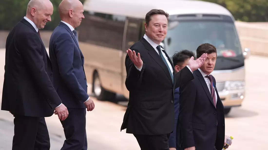Tech-Milliardär Elon Musk ist mitgereist.  - Bild: Mark Schiefelbein/AP/dpa