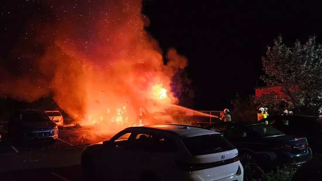 FW Dresden: Brand mehrerer Fahrzeuge auf Parkplatz - Bild: presseportal.de