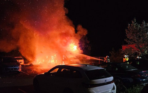 FW Dresden: Brand mehrerer Fahrzeuge auf Parkplatz - Foto: presseportal.de