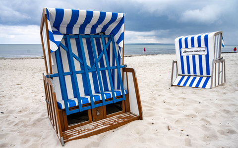 Die Strandkörbe auf Rügen sind noch verschlossen. - Foto: Stefan Sauer/dpa