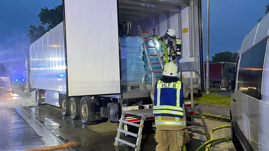FW Lehrte: LKW-Fahrer kann sich aus brennender Fahrerkabine retten - Bild: presseportal.de