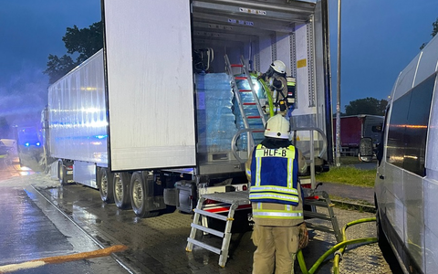 FW Lehrte: LKW-Fahrer kann sich aus brennender Fahrerkabine retten - Foto: presseportal.de