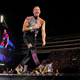 Sänger Chris Martin von Coldplay kümmert sich um die Halbzeitshow beim WM-Endspiel nahe New York am 19. Juli. (Archivbild) - Foto: Chris Pizzello/Invision/dpa