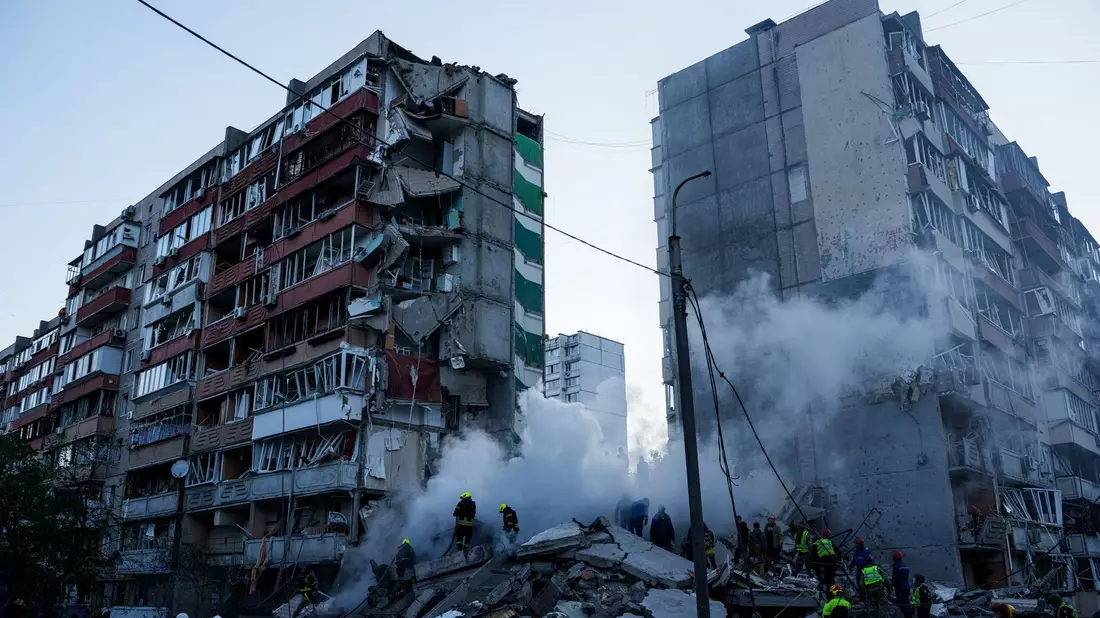 In den Trümmern eines bei einem russischen Angriff teils zerstörten Hauses suchen Helfer nach Verschütteten. - Bild: Evgeniy Maloletka/AP/dpa