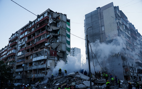 In den Trümmern eines bei einem russischen Angriff teils zerstörten Hauses suchen Helfer nach Verschütteten. - Foto: Evgeniy Maloletka/AP/dpa
