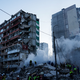 In den Trümmern eines bei einem russischen Angriff teils zerstörten Hauses suchen Helfer nach Verschütteten. - Foto: Evgeniy Maloletka/AP/dpa