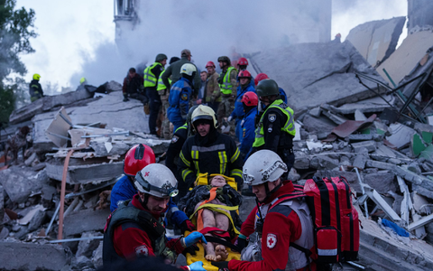 Bei einem neuen russischen Luftangriff sind in der ukrainischen Hauptstadt Kiew viele Menschen verletzt worden. - Foto: Evgeniy Maloletka/AP/dpa