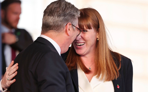 Einst demonstrierten der britische Premier Keir Starmer (links) und Angela Rayner (rechts) demonstrativ Geschlossenheit.  - Foto: Chris Jackson/Getty Pool/AP/dpa